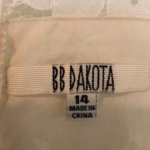 Beautiful lace dress - Picture 2 of 3